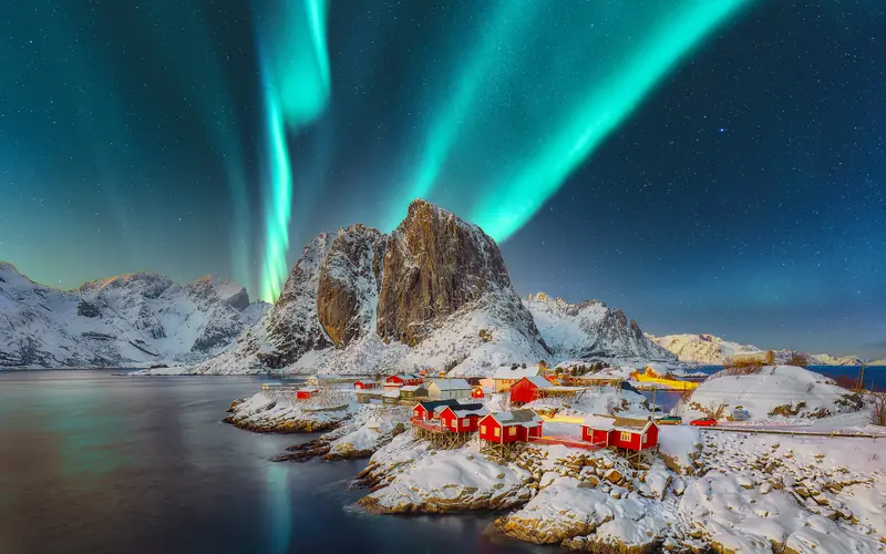 Red rorbu cabins at Hamnøy with Reinebringen mountain in Lofoten — Wanvela Norway Northern Lights itinerary